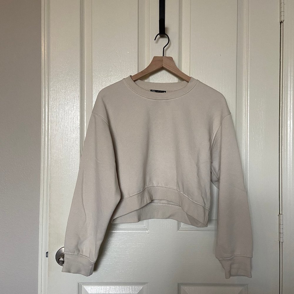 Cropped Cream Zara Sweatshirt Size Medium